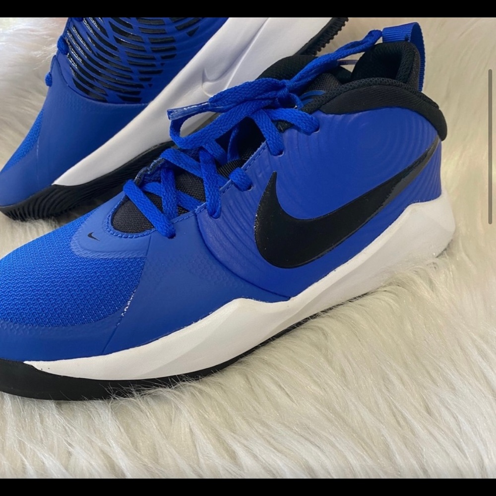Nike Unisex-Child Team Hustle D 9 (Gs) Sneaker 5.5